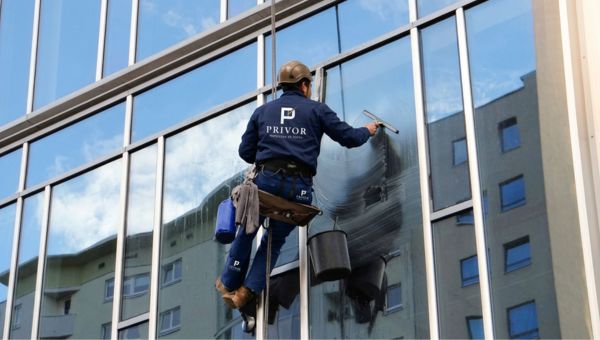 Technicien Privor en hauteur sécurisé