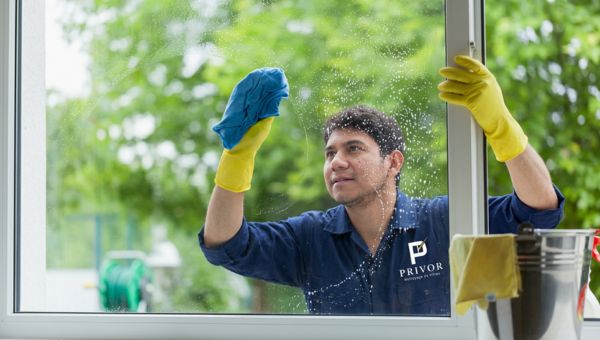 Technicien Privor nettoyant des vitres